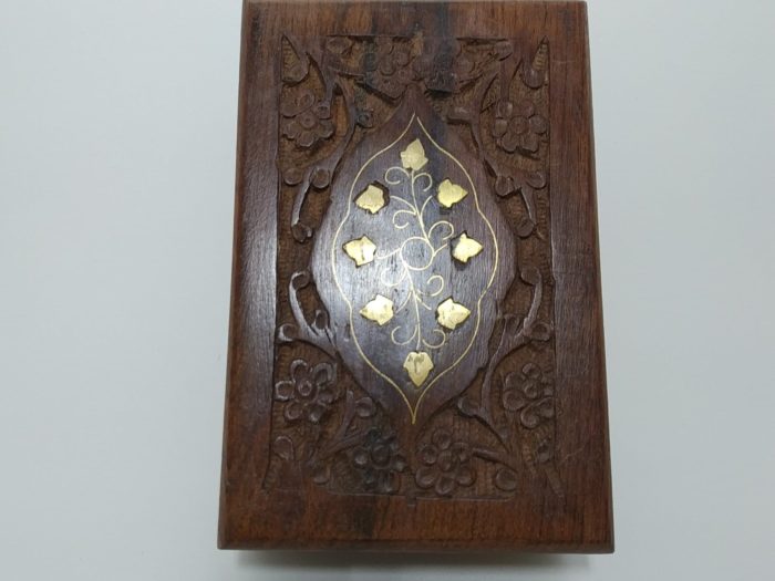 Caixa indiana de madeira com embutimentos florais em bronze 15 cm