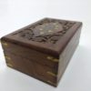 Caixa indiana de madeira com embutimentos florais em bronze 15 cm