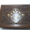 Caixa indiana de madeira com embutimentos florais em bronze 18cm