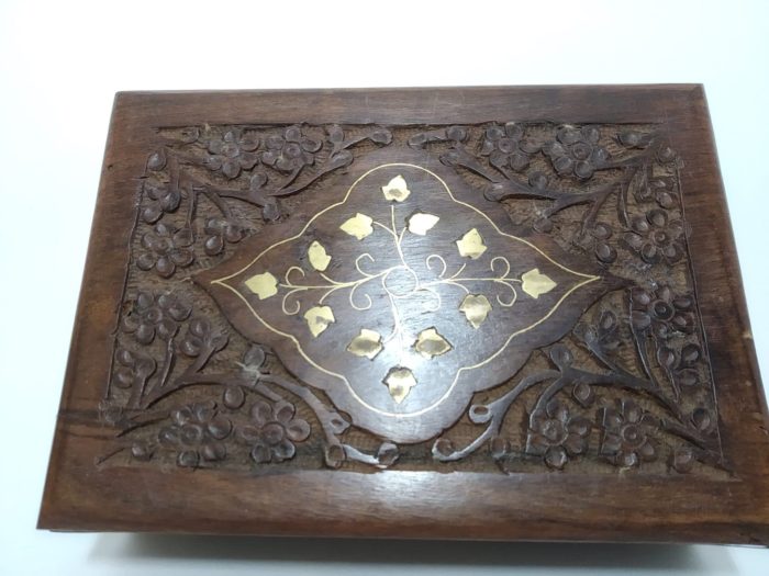 Caixa indiana de madeira com embutimentos florais em bronze 18cm