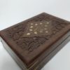 Caixa indiana de madeira com embutimentos florais em bronze 18cm