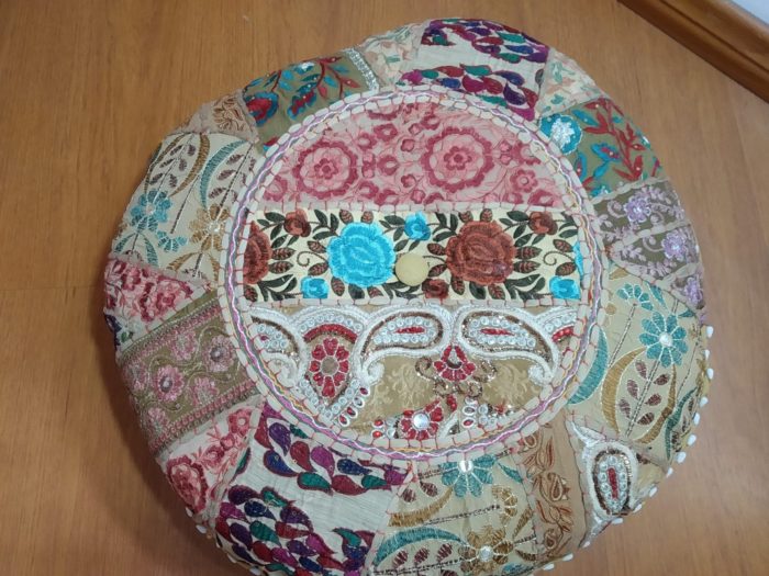 Almofada indiana de chão bordada tons mostarda e color