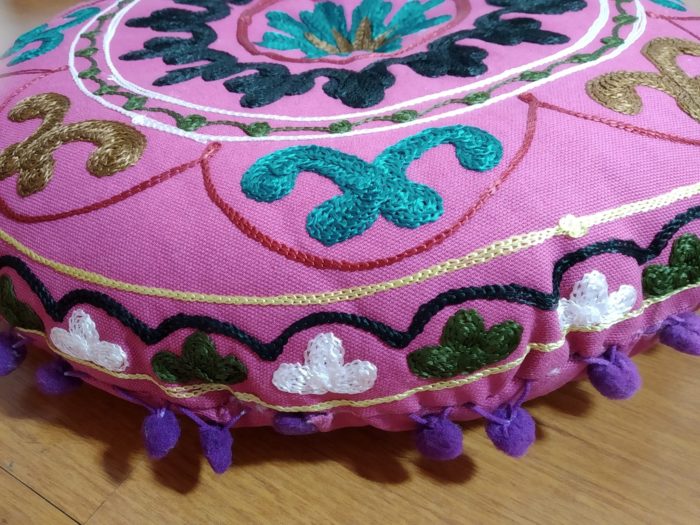 Almofada indiana futon bordada 40 cm rosa e color