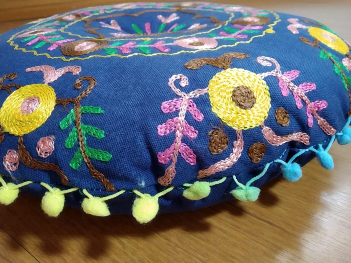 Almofada indiana futon bordada 40 cm azul e color