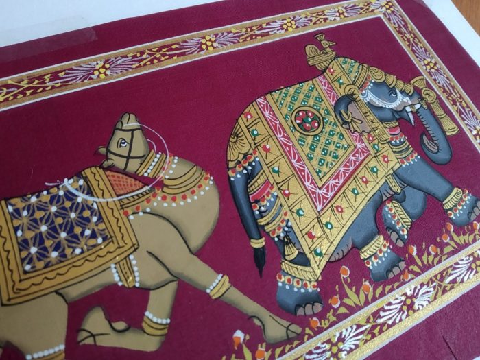 Pintura Rajasthani em seda design animais da realeza vinho