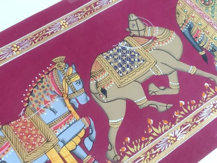 Pintura Rajasthani em seda design animais da realeza vinho