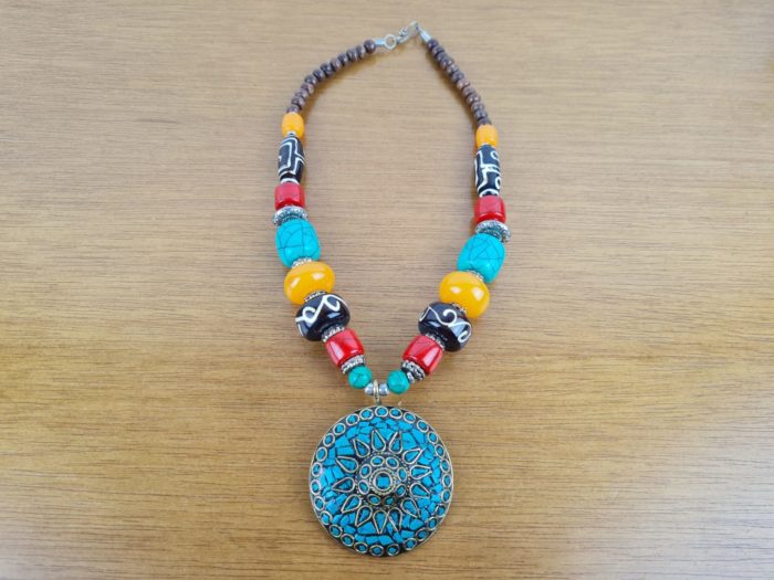 colar indiano colorido com mandala turquesa