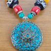 Max colar tibetano com medalhão de pedras naturais turquesa