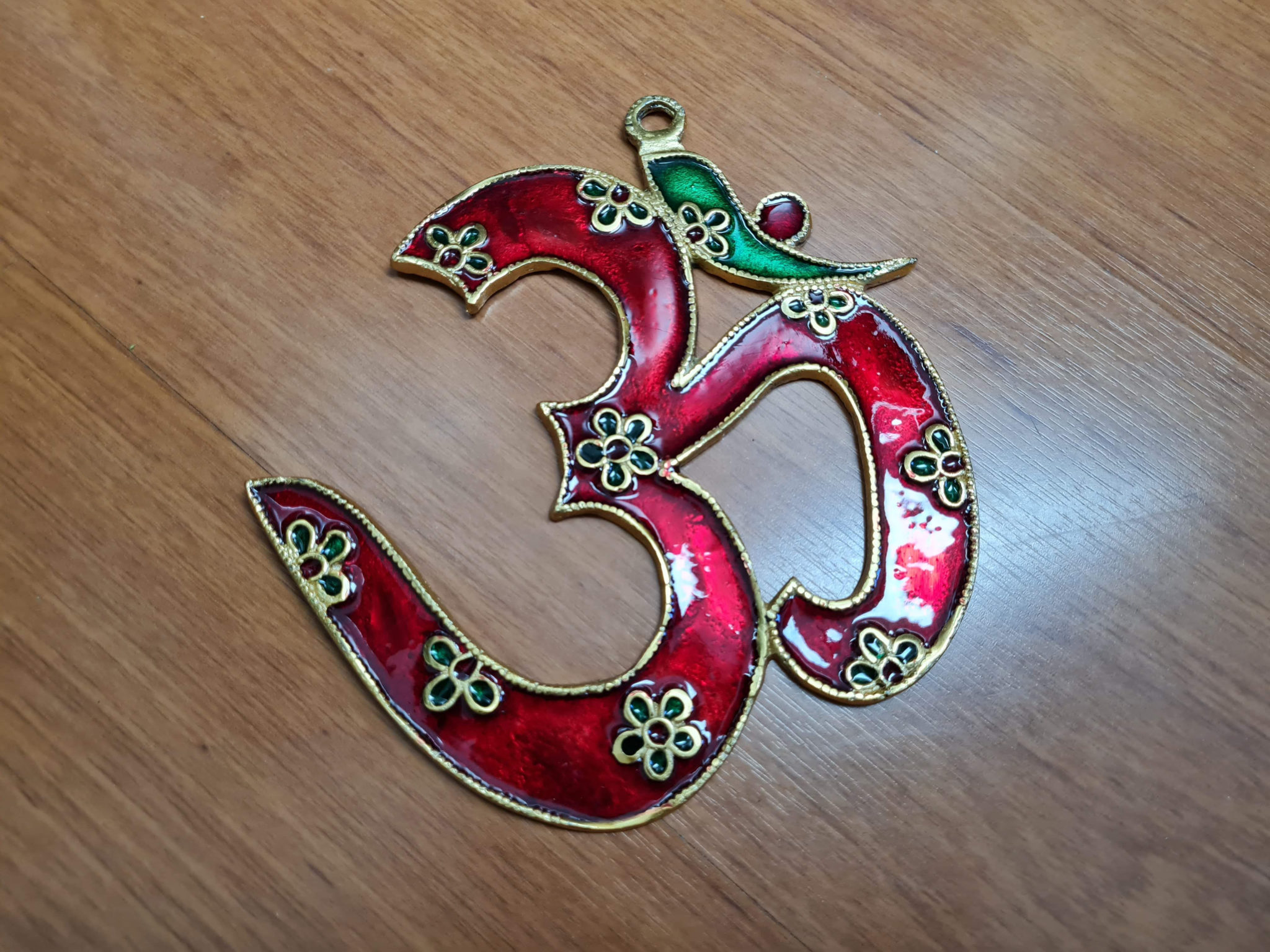 Aum de metal de parede vermelho e verde com dourado 20cm