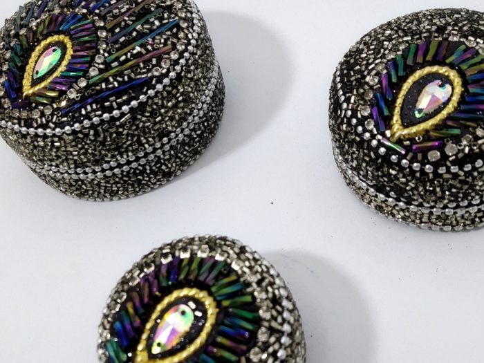 Conjunto com 3 latinhas indianas de miçangas design pavão preto