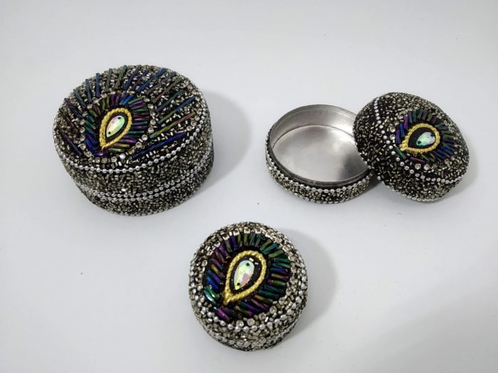 Conjunto com 3 latinhas indianas de miçangas design pavão preto