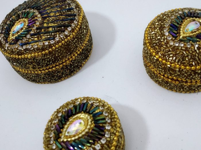 Conjunto com 3 latinhas indianas de miçangas design pavão dourado