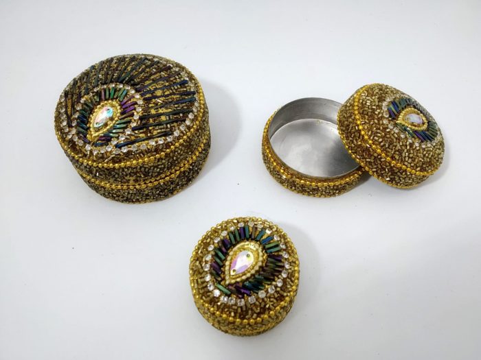 Conjunto com 3 latinhas indianas de miçangas design pavão dourado