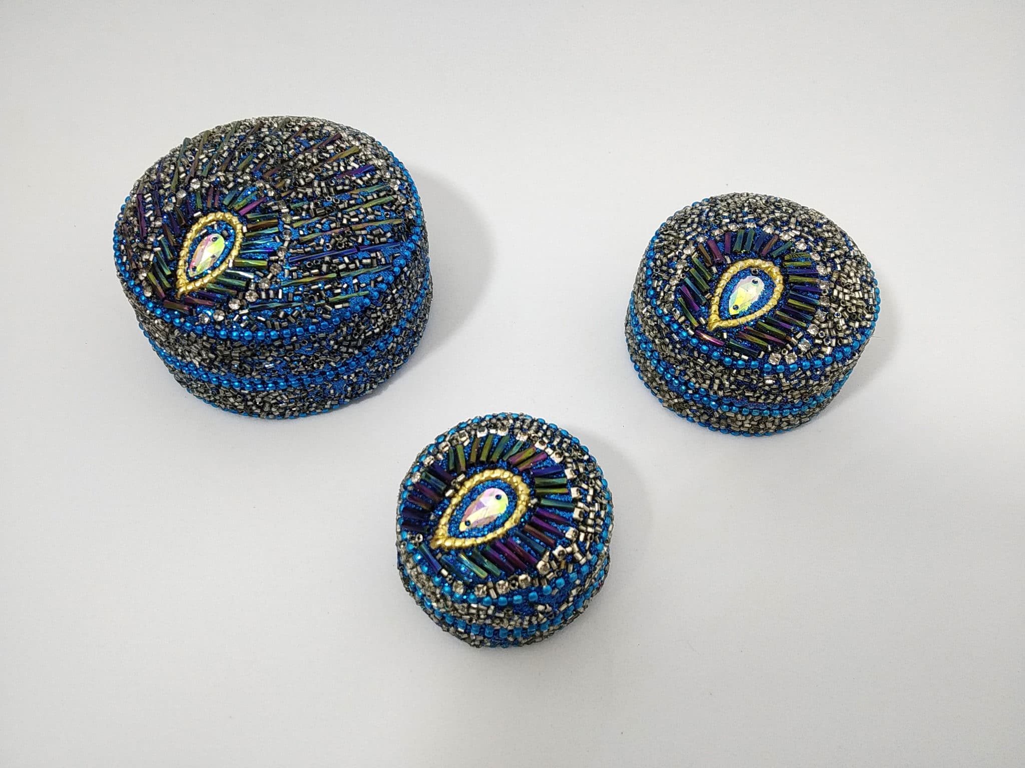 potinho indiano decorado com miçangas e vitrilhos
