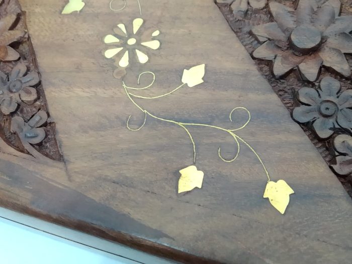 Caixa indiana de madeira com embutimentos florais em bronze 20cm