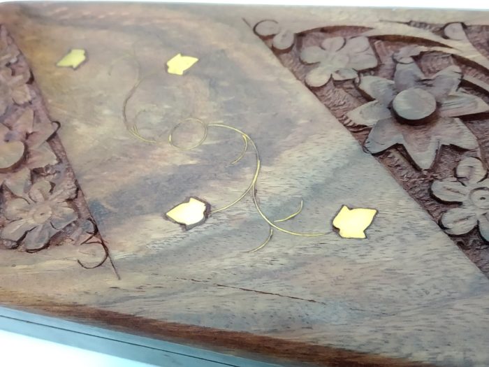 Caixa indiana de madeira com embutimentos florais em bronze 17cm