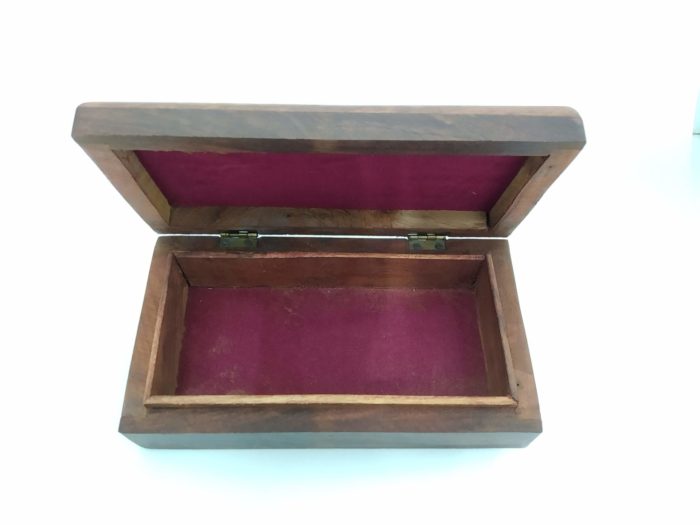Caixa indiana de madeira com embutimentos florais em bronze 17cm