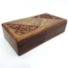Caixa indiana de madeira com embutimentos florais em bronze 17cm