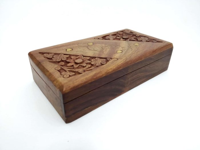 Caixa indiana de madeira com embutimentos florais em bronze 17cm