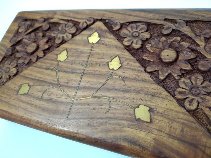 Caixa indiana de madeira com florais em bronze 17cm