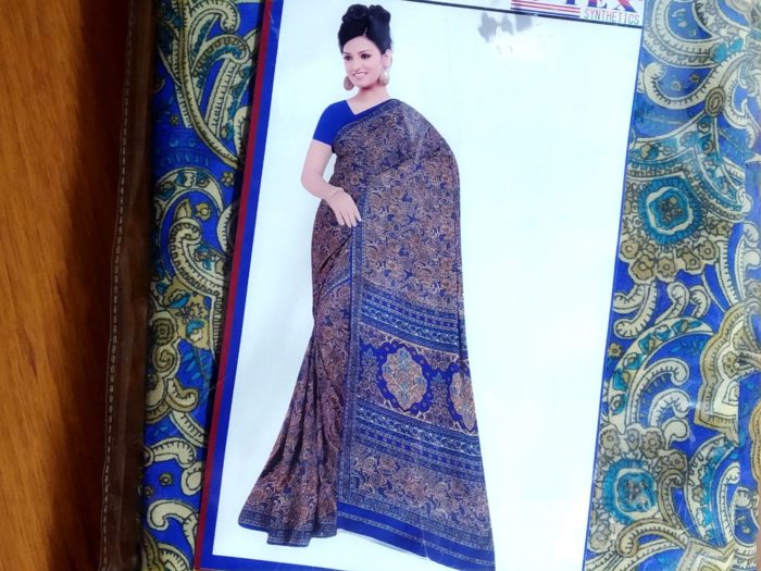 Sari indiano com estampa de arabescos azul com verde água