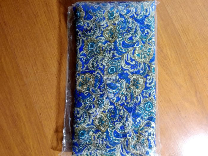 Sari indiano com estampa de arabescos azul com verde água