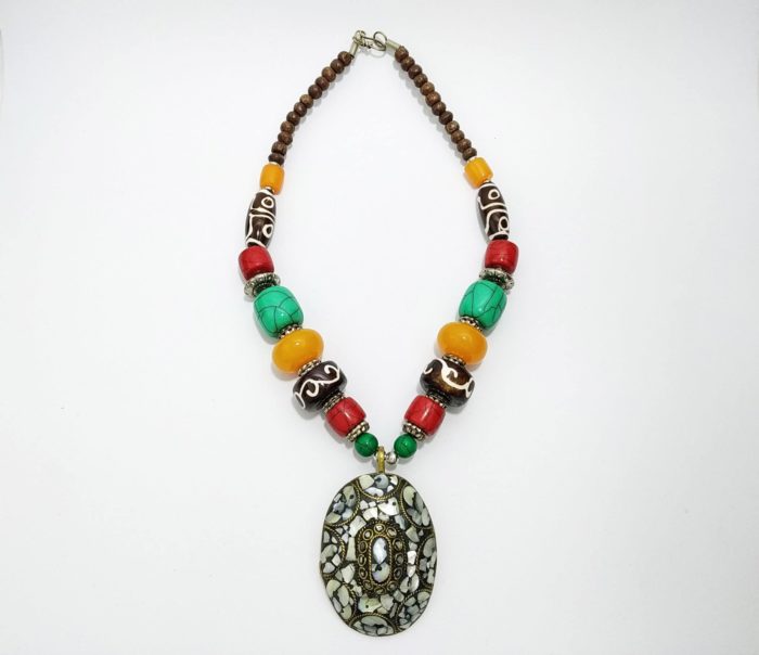 colar tibetano pedras coloridas