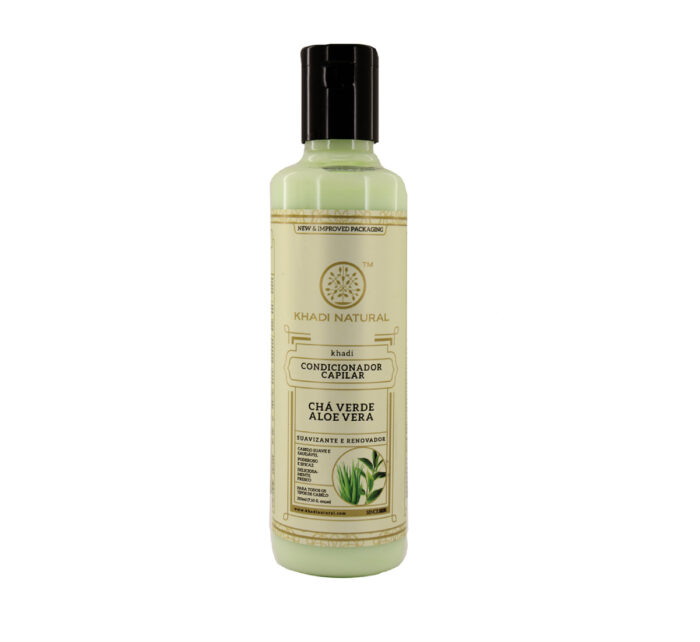 O condicionador Chá verde & Aloe Vera KHADI NATURAL ™ nutre seu cabelo dando múltiplos benefícios devido aos vários óleos utilizados. Hidrata e desembaraça o cabelo dando um brilho supremo. 210ml
