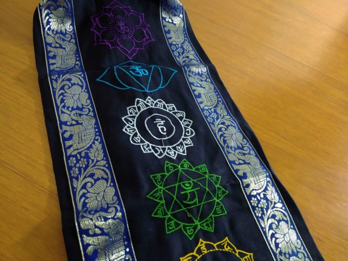 Porta mat indiano para Yoga 7 chakras bordados a mão azul marinho