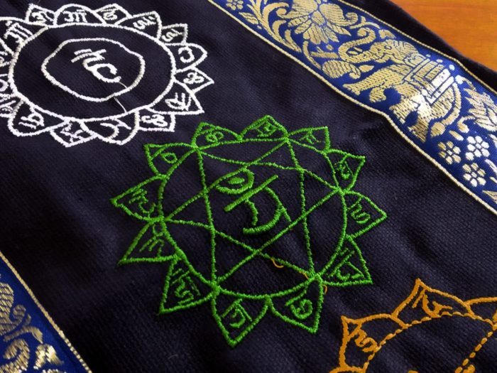 Porta mat indiano para Yoga 7 chakras bordados a mão azul marinho