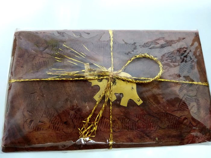 Pure Assam Tea com caixa decorativa de madeira entalhada