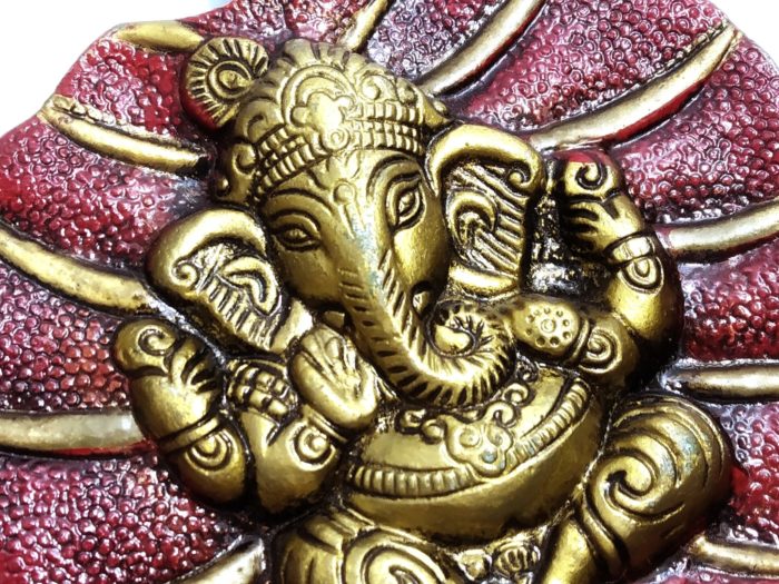 Deus Ganesha de parede em metal formato folha vermelho e dourado