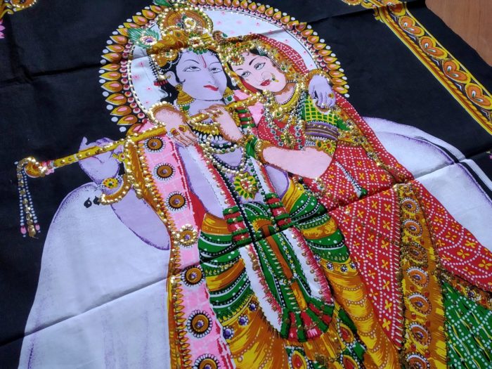 Painel grande clássico de deidade hindu Radha e Krishna e a vaca sagrada