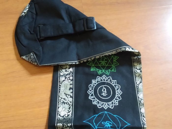 Porta mat indiano para Yoga 7 chakras bordados a mão preto