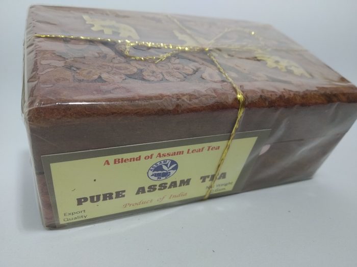 Pure Assam Tea com caixa decorativa de madeira entalhada  com bronze