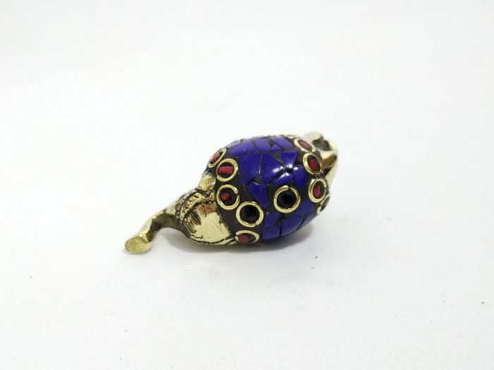 Incensário mini elefante em metal brass com embutimento de pedras naturais Lápis Lazuli