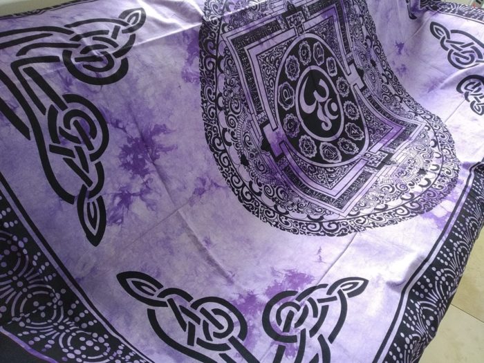 Panô indiano de algodão solteiro estampa de yantra com Om roxo