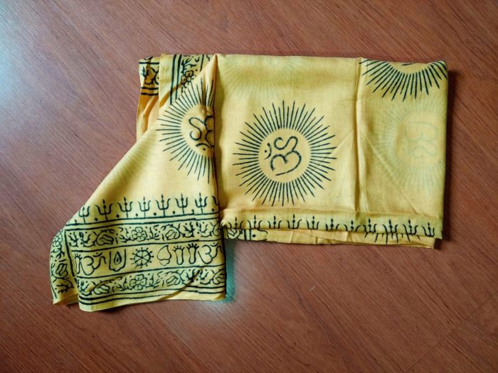 Chadar indiano (manto de oração) de Om e mantras amarelo ouro