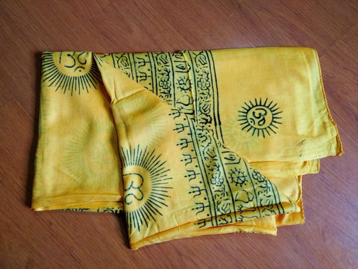 chadar de oração indiano amarelo com estampa de OM
