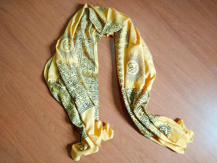 Chadar indiano (manto de oração) de Om e mantras amarelo ouro