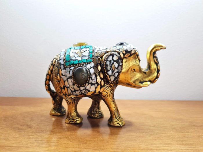 elefante indiano dourado com pedras