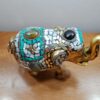 Elefante indiano de metal dourado com mosaico de pedras naturais