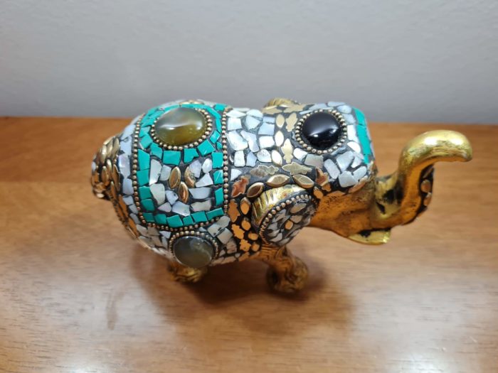 Elefante indiano de metal dourado com mosaico de pedras naturais