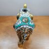 Elefante indiano de metal dourado com mosaico de pedras naturais