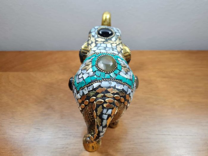 Elefante indiano de metal dourado com mosaico de pedras naturais