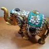 Elefante indiano de metal dourado com mosaico de pedras naturais