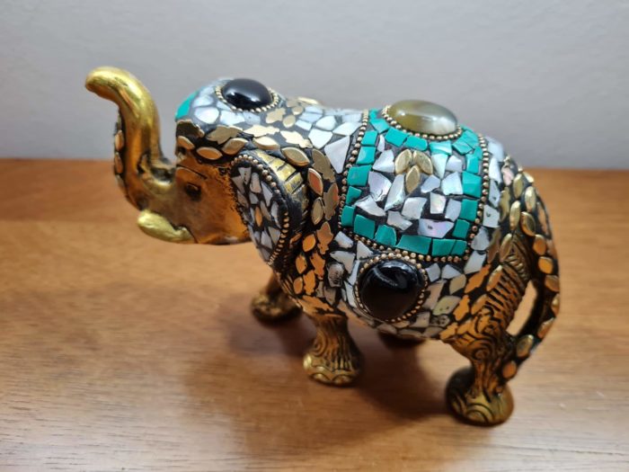 Elefante indiano de metal dourado com mosaico de pedras naturais