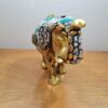 Elefante indiano de metal dourado com mosaico de pedras naturais