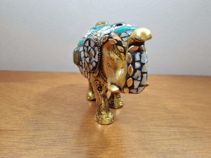 Elefante indiano de metal dourado com mosaico de pedras naturais