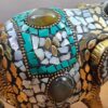 Elefante indiano de metal dourado com mosaico de pedras naturais